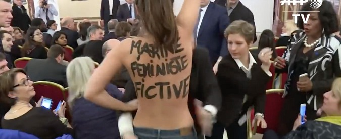 Copertina di Femen contro Marine Le Pen: “finte femministe”. E la sicurezza trascina via di peso la contestatrice a seno nudo