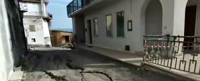 Copertina di Teramo, frana cancella metà paese. Le immagini riprese dal drone dei Vigili del fuoco