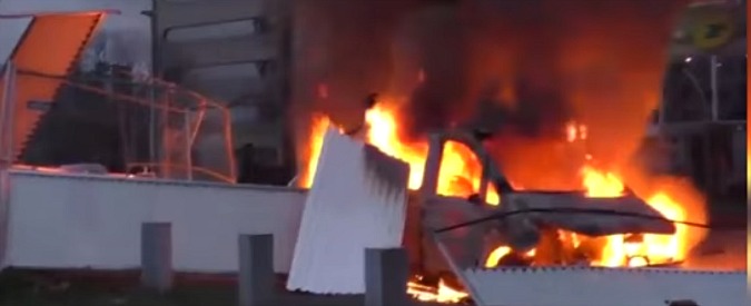 Copertina di Parigi, auto in fiamme, vetrine infrante e scontri con la polizia. Disordini alla manifestazione per Théo