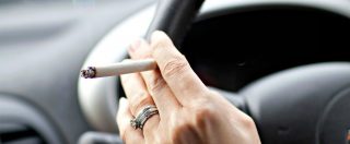Copertina di Divieto di fumo in auto, si rischiano multe fino a 500 euro. E in futuro pure la sospensione della patente