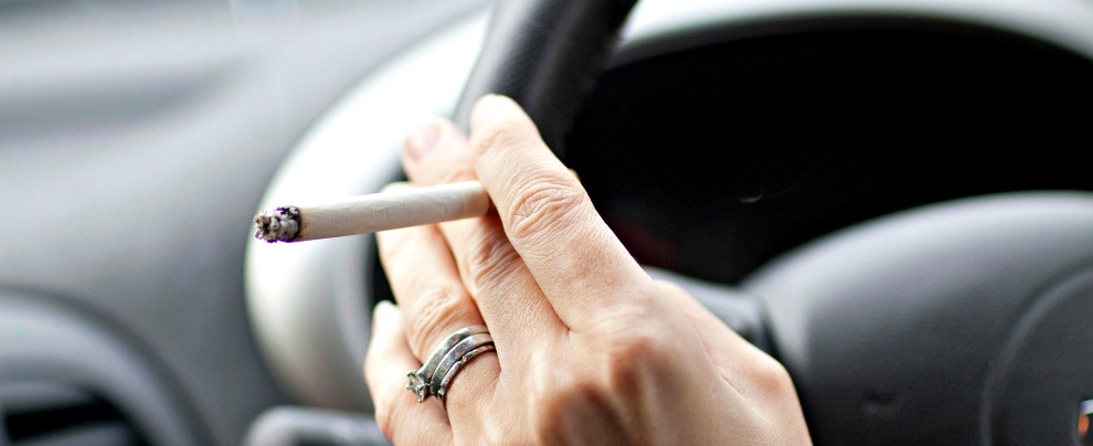 Divieto di fumo in auto, si rischiano multe fino a 500 euro. E in futuro pure la sospensione della patente