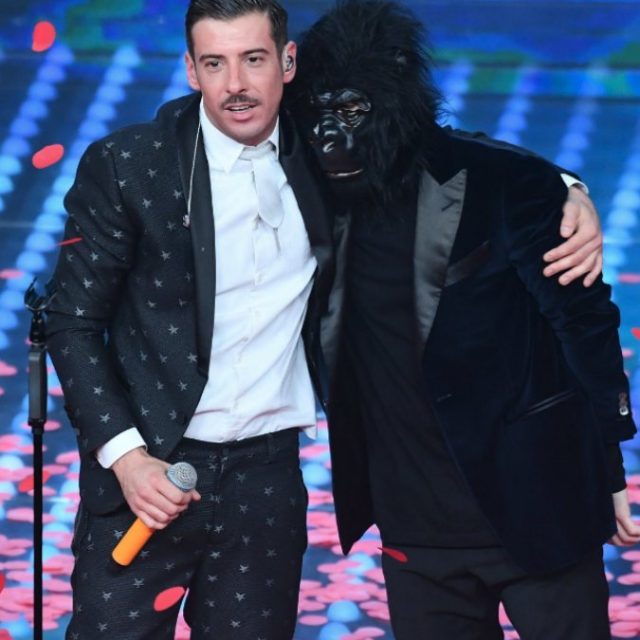 Francesco Gabbani: “Basta con la scimmia. La politica? Voterei tutti e tre: Renzi, Berlusconi e Grillo, in fondo siamo colleghi”