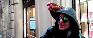 Copertina di A Roma è nata una stella. Fa da spalla a un artista di strada: è il gallo Mister Pio: “Chicchirichì”