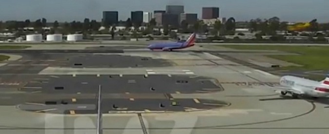 Copertina di Rischio collisione per Harrison Ford, l’attore inchiodato dalla prova Tv. Il suo aereo a pochi metri da un 737 in manovra