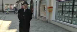 Copertina di Austria, arrestato sosia di Hitler. Ha baffetti come il Führer: “Apologia del nazismo”