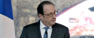 Copertina di Francia, gendarme inciampa e spara per errore durante il discorso di Hollande: due feriti