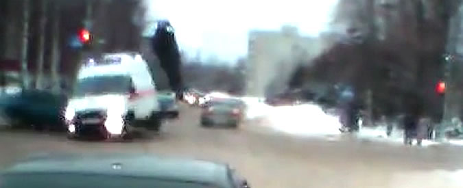 Copertina di Terribile scontro all’incrocio. Ambulanza centrata ad alta velocità: sbalzati medico e infermiere