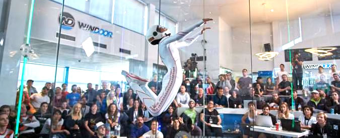 Copertina di È giovanissima ma è già un fenomeno. La perfomance della paracadutista lascia senza fiato