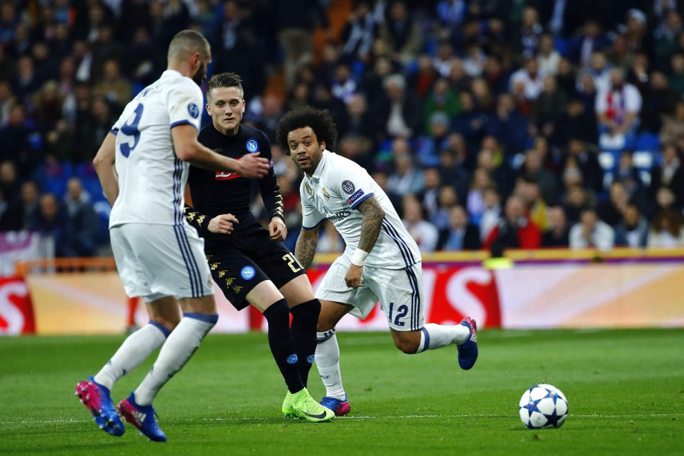 Napoli’s Polish midfielder Zielinski (C) vies for the ball with Real Madrid’s Benzema (L) and Marcelo (R) during their UEFA Champions League round of 16 first leg match at Santiago Bernabeu stadium in Madrid, Spain, 15 February 2017. EFE/J.P. Gandul