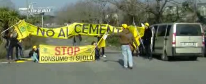 Copertina di Stadio di Roma, il flash mob di Legambiente: “Questa opera sarà un diluvio di cemento”