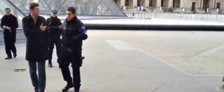 Copertina di Parigi, suona l’allarme al Louvre. I turisti increduli vengono allontanati: “Sarà un’esercitazione?”