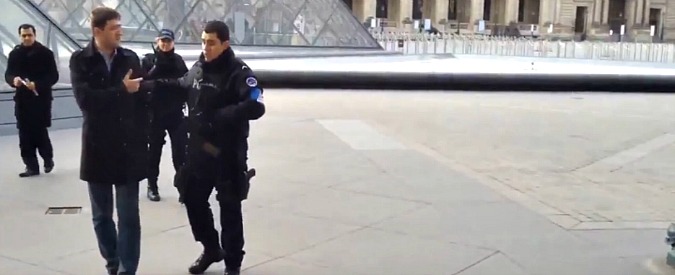Copertina di Parigi, suona l’allarme al Louvre. I turisti increduli vengono allontanati: “Sarà un’esercitazione?”