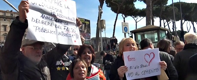 Copertina di Stadio Roma, la protesta degli attivisti M5S contrari: “Progetto illegale, Raggi sia coerente e annulli delibera”