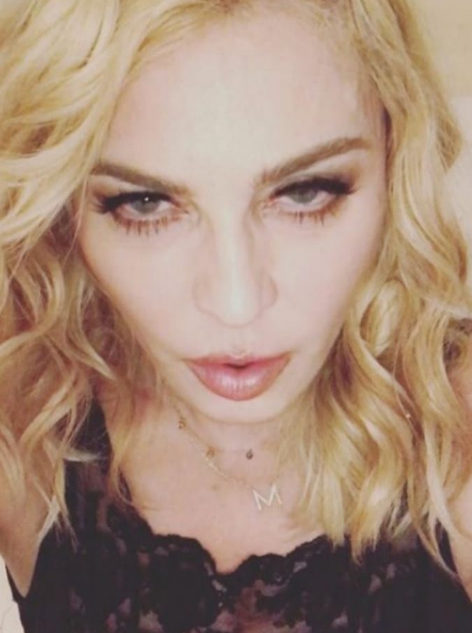 Madonna malata canta (a letto) per gli innamorati il fatto quotidiano Immagini innamorati a letto