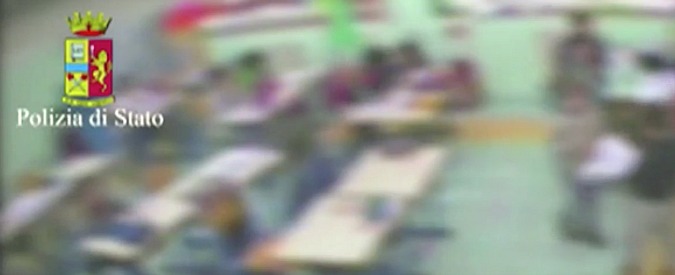 Copertina di Reggio Calabria, sospesa la maestra-orco che picchiava i bambini: “Vi spezzo le gambe. Vi faccio saltare il cervello”