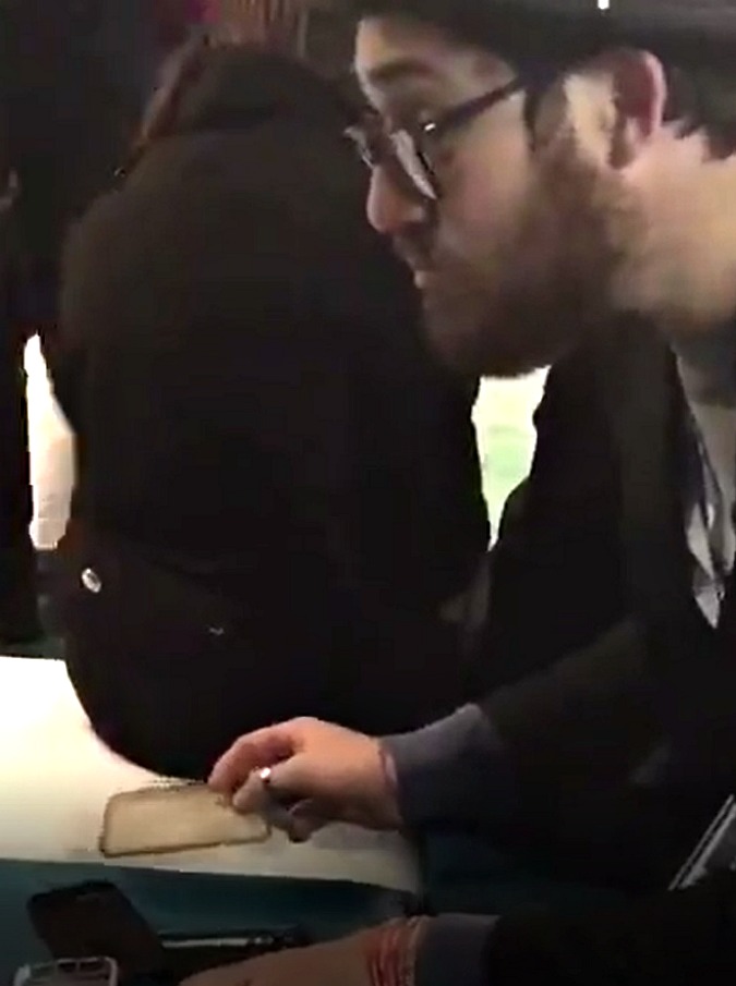 Copertina di Sanremo 2017, la scenetta di Maldestro: “Provo le cover come i big”