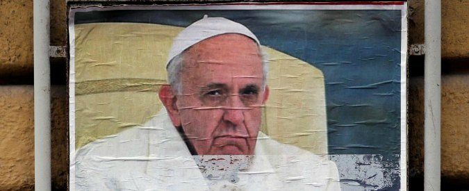 Manifesti contro papa Francesco: un attacco preciso, brutale e ben pianificato. Sbaglia chi minimizza
