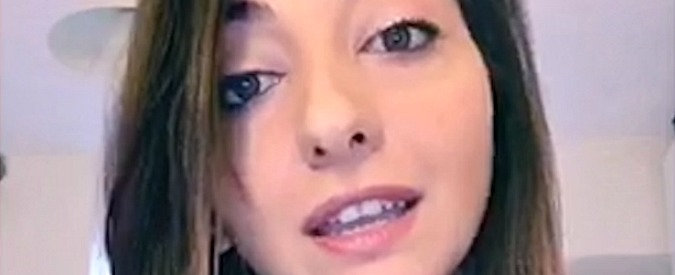 Copertina di Martina Dell’Ombra dedica canzone a coppia Raggi-Romeo: “La polizza, lo sai, è come il vento…”