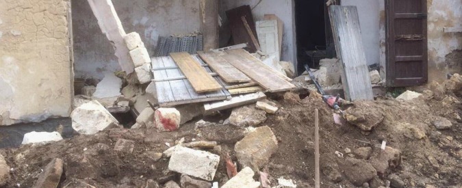 Copertina di Trapani, crolla vecchio cinema: due operai estratti vivi dalle macerie. Salvo un terzo che si trovava all’esterno