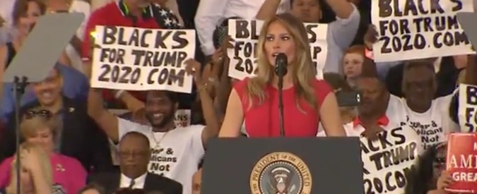 Copertina di Usa, la First lady Melania Trump apre comizio in Florida con il ‘Padre nostro’