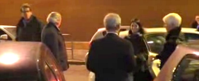 Copertina di Raggi arriva agli studi di La7 e saluta Mentana: “Come sto? Mancano solo le cavallette…”