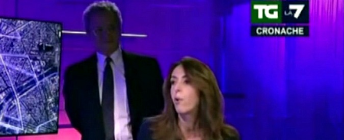 Copertina di Mentana, il direttore del tg sbuca nella penombra e sorprende Alessandra Sardoni. La scena diventa virale