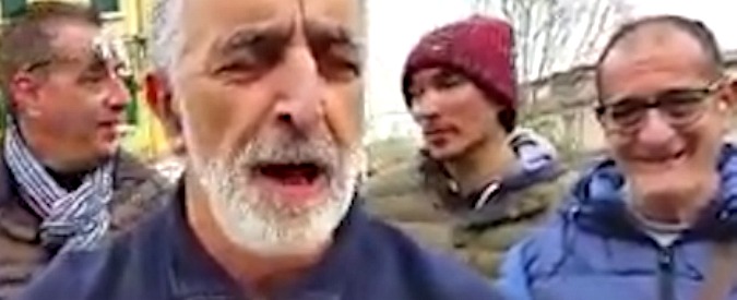 Copertina di Messina, sorpresa al presidio dei lavoratori: arriva il sindaco Accorinti e intona Blowin’ in the wind