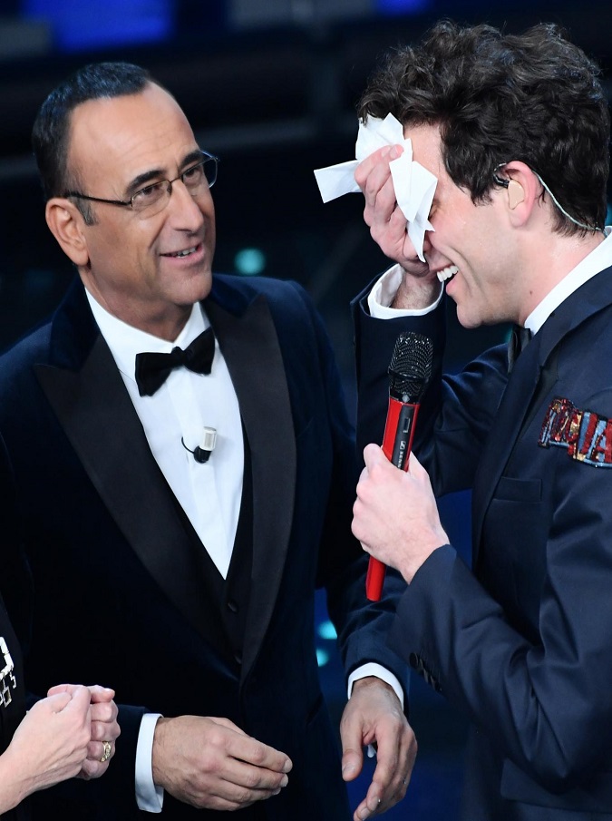 Copertina di Sanremo 2017, le foto della serata: dal sudore di Mika alla gag della caramella di Conti-De Filippi