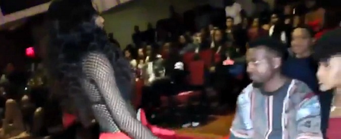 Copertina di La modella si avvicina al ragazzo ma la fidanzata non la prende bene. Ecco come la blocca