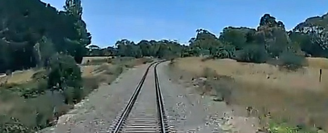 Copertina di Il motociclista è bloccato sui binari mentre il treno è in arrivo. Immagini al cardiopalma