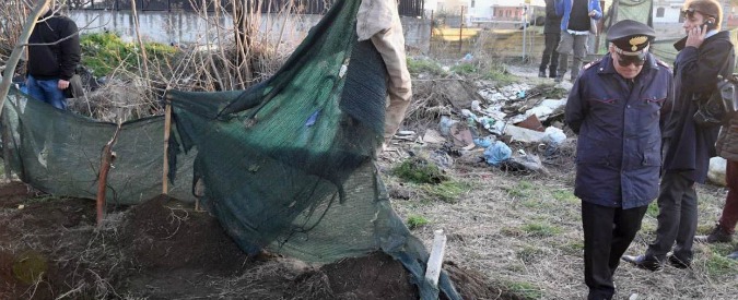Copertina di Napoli, ritrovati i cadaveri di due pregiudicati per contrabbando: fatti a pezzi, messi in sacchi neri e interrati