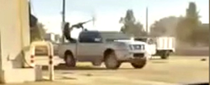 Copertina di Messico, guerra tra narcos per le vie della città. Sembra un film ma i proiettili uccidono veramente