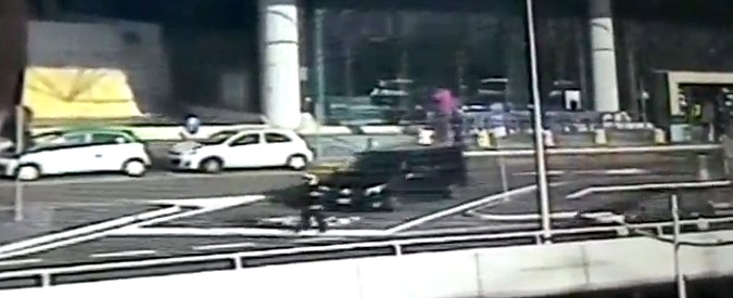 Copertina di Taxi, rocambolesco incidente durante lo sciopero. A Fiumicino Ncc travolge due vigili: ecco il video