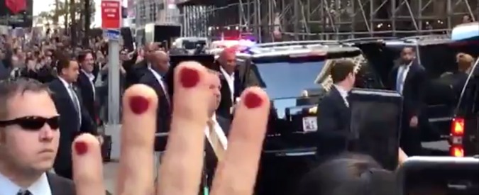 Copertina di Obama come una rock star. Urla e applausi in centro a Manhattan, ecco l’accoglienza dei newyorchesi per l’ex presidente