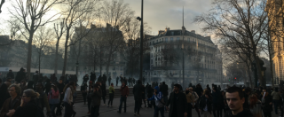 Copertina di Parigi, ancora scontri a manifestazione blindata per il 22enne seviziato da polizia. Sassi contro agenti: “Non perdoniamo”