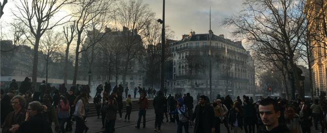 Copertina di Parigi, ancora scontri a manifestazione blindata per il 22enne seviziato da polizia. Sassi contro agenti: “Non perdoniamo”