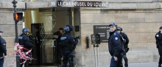 Copertina di Parigi, militari sparano a uomo armato di machete vicino al Louvre: “Ha gridato Allah Akbar”. Hollande: “Terrorismo”