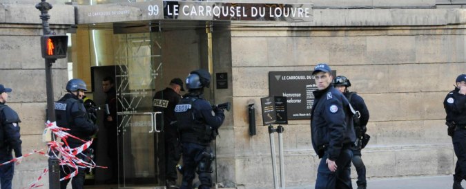 Copertina di Parigi, militari sparano a uomo armato di machete vicino al Louvre: “Ha gridato Allah Akbar”. Hollande: “Terrorismo”