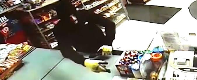 Copertina di Ha 75 anni ma sembra un 20enne: pensionato eroe placca il rapinatore e stupisce tutti