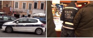 Copertina di Roma, l’auto dei vigili è in doppia fila. E loro? A bere il caffè