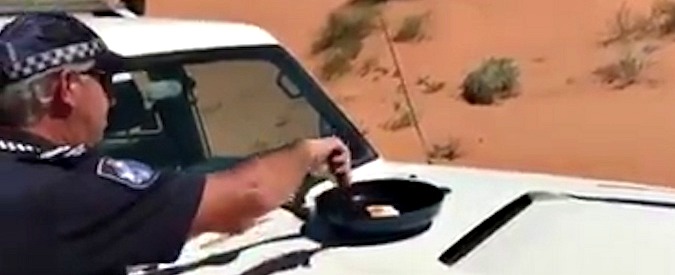Copertina di Caldo da record in Australia, l’agente si frigge un uovo sul cofano dell’auto