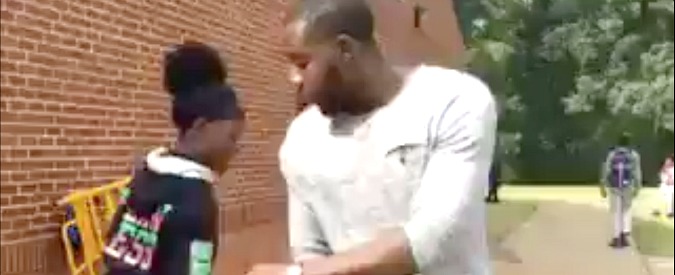 Copertina di Piroette e balletti con gli studenti prima di entrare in classe. Il saluto del maestro è virale