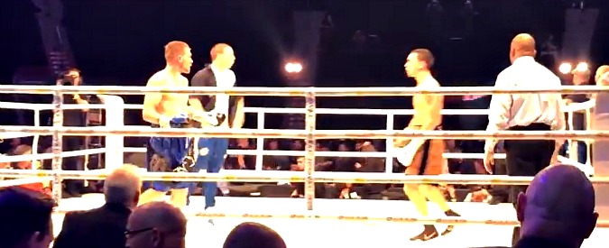 Copertina di Boxe, dopo i cazzotti volano gli oggetti: questo pugile vince il match ma viene steso così