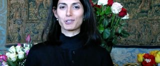 Copertina di Roma, affetto a mazzi per Virginia Raggi. Fiori e biglietti in Campidoglio: “Mi riempite il cuore”