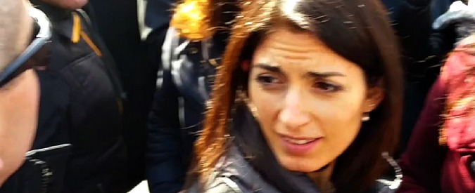 Copertina di Sciopero taxi, la solidarietà di Virginia Raggi ai manifestanti: “Siamo con voi”