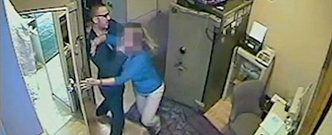 Copertina di Legano la commessa e rapinano la gioielleria a Milano, arrestati. Nel video la violenza del finto cliente