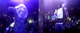 Copertina di Quando lo stage diving è involontario, il rapper vola tra le braccia della security