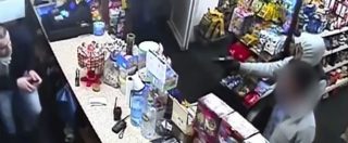 Copertina di La rapina finisce male: così il proprietario del minimarket mette in fuga il ladro