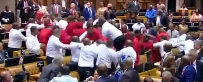 Copertina di Il parlamento come un ring, la poco onorevole rissa tra l’opposizione e gli addetti alla sicurezza