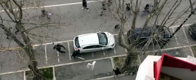 Copertina di Calcio, rissa tra ultras prima di Pescara-Lazio: sedie che volano e bastonate per le vie del centro